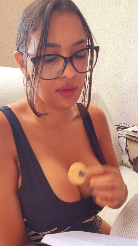 I was eating cookies and he offered me milk : video clip