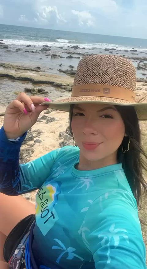 flashing my boobs at the beach : video clip