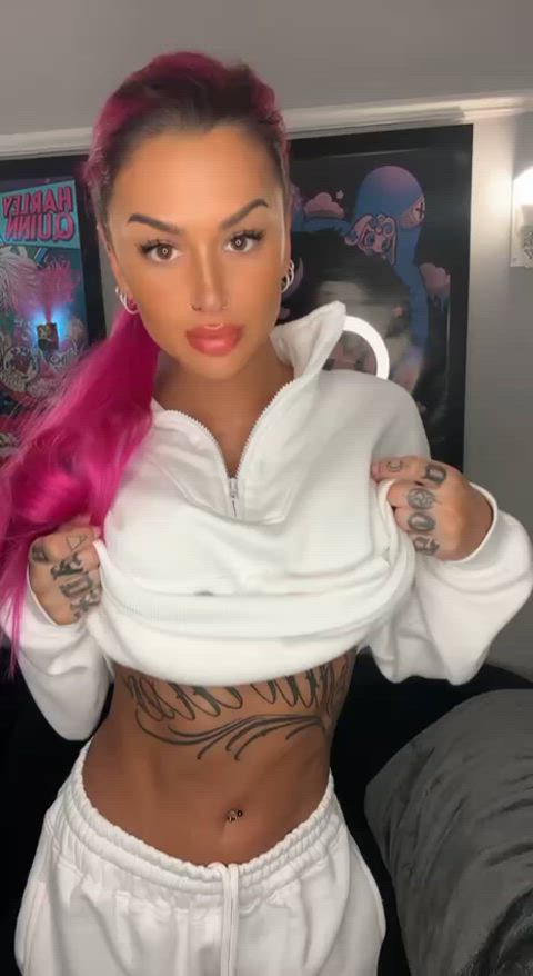 Who wants a pink haired hoe in their bed : video clip
