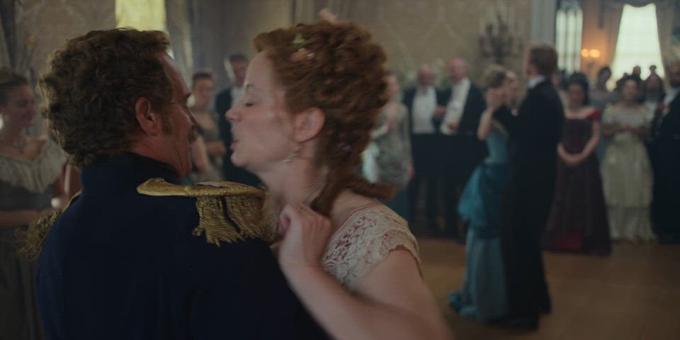 Christina Hendricks and that heavenly jiggle : video clip