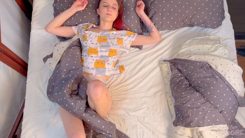 Petite babe has fun first thing in the morning : video clip