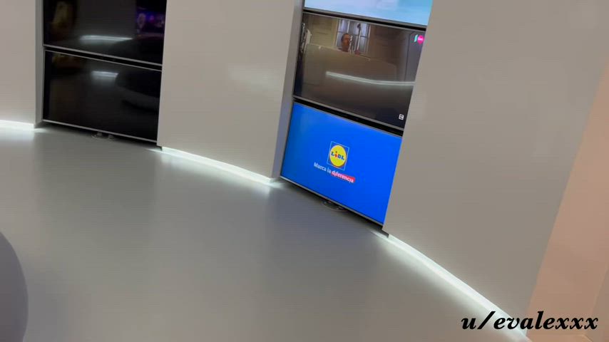 I love to wrap my lips around a thick cock in cinema : video clip