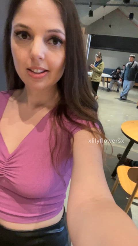 Good moms don’t wear bras during errands : video clip