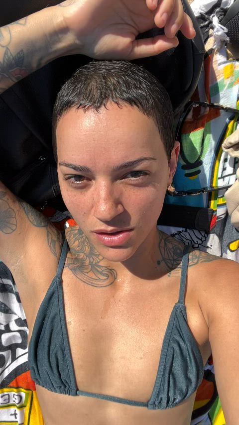 Hope you like to fuck on the beach : video clip