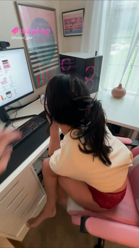 Everyone knows I’ll drop to my knees whenever they want : video clip