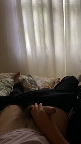 Chill gf dickholding before handjob : video clip