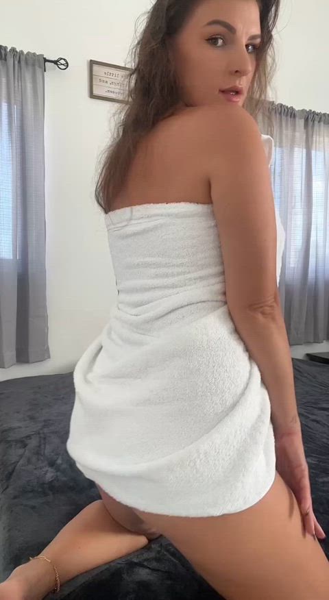 Another day of sharing my horny ass with you : video clip