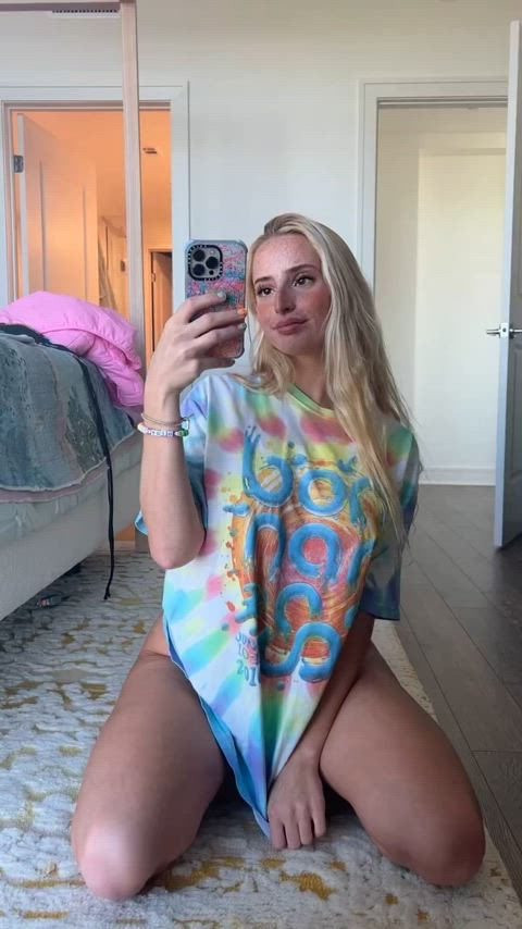 One flash of her body is all it takes for her to get you addicted, it’s just too easy for bratty porn princesses : video clip