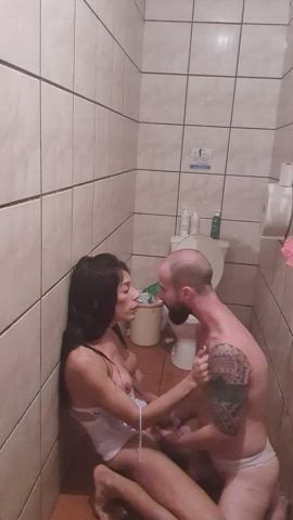 Would you goon with her it the toilets : video clip