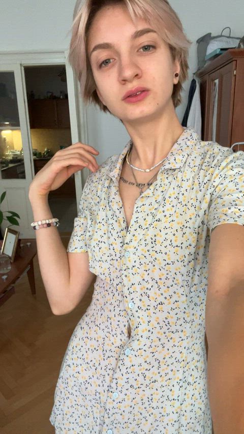 Art student is flashing her boobs : video clip