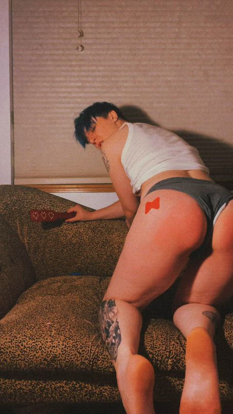 Would you rather rub your cock between my cheeks, or my feet : video clip