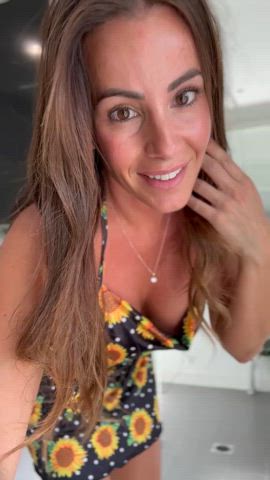 Look at me at your own risk : video clip