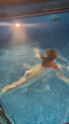 Nude on Pool : video clip