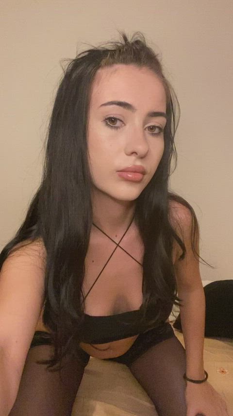 Just a petite girl that wants to get used : video clip