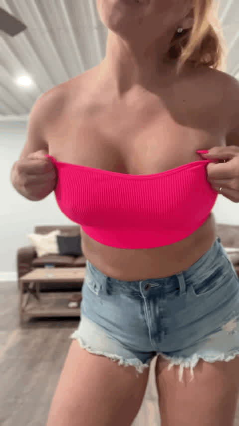 Breakfast comes with a show : video clip