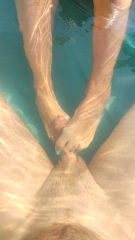 Underwater footjob feels amazing : video clip