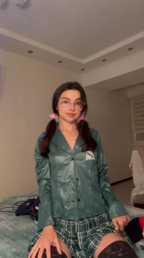 Intriguing Allure and a Trace of Sensuality : video clip