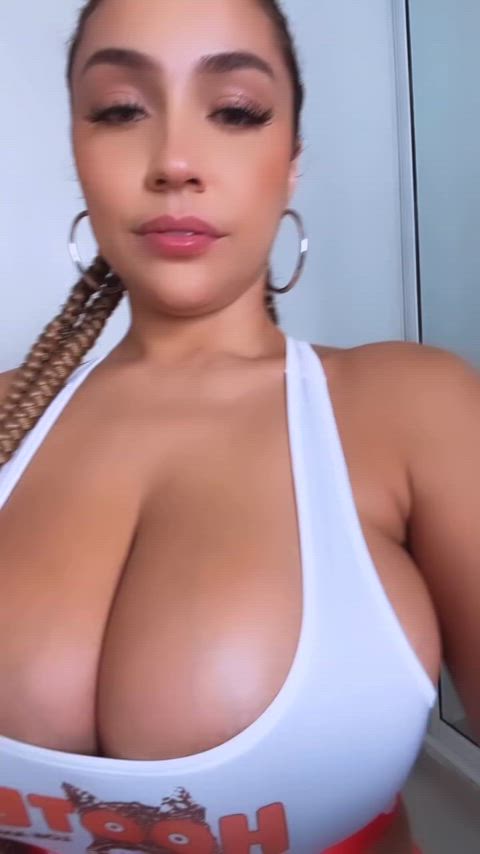 She want us to goon to her tit : video clip