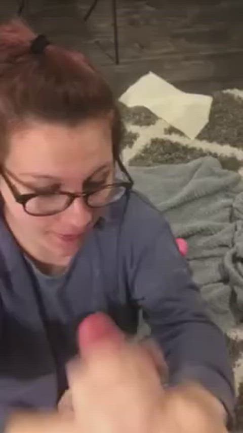 Clothed amateur gets rewarded for her good hand skills (source unknown) : video clip