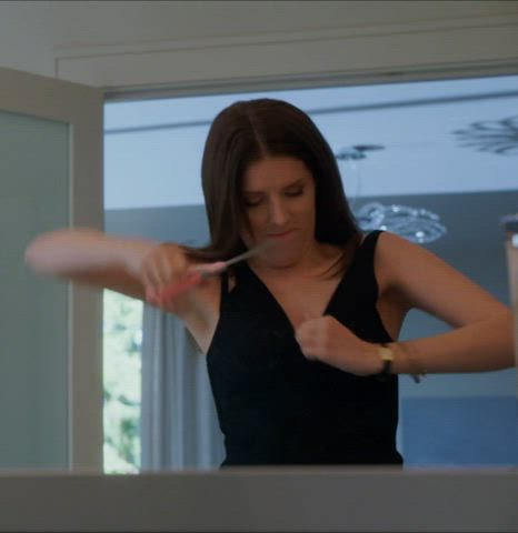 Anna Kendrick is too busty for her dress : video clip