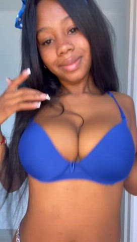 Masturbating in front of my boyfriend without him knowing : video clip