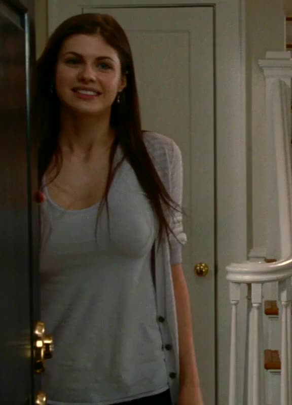 Alexandra Daddario jiggle early in her career : video clip