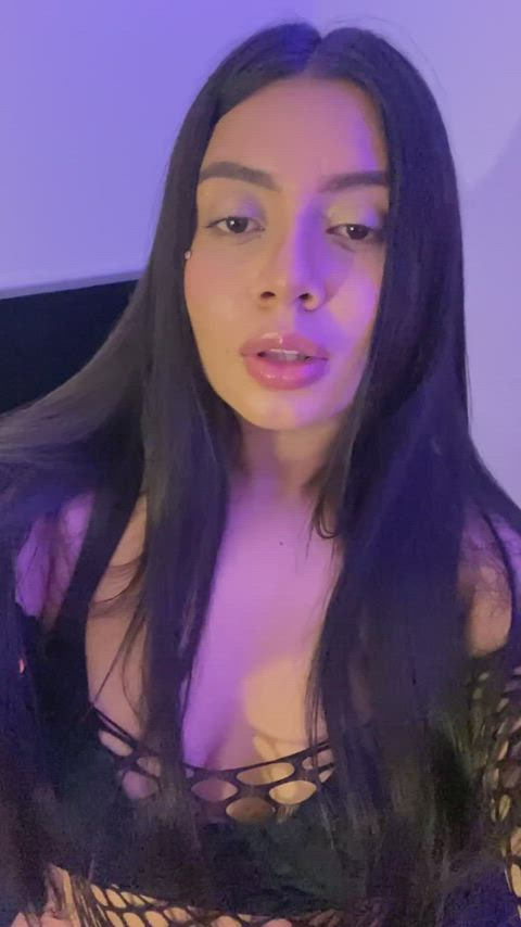 My freshly shaved pussy is so soft that even I love touching it : video clip