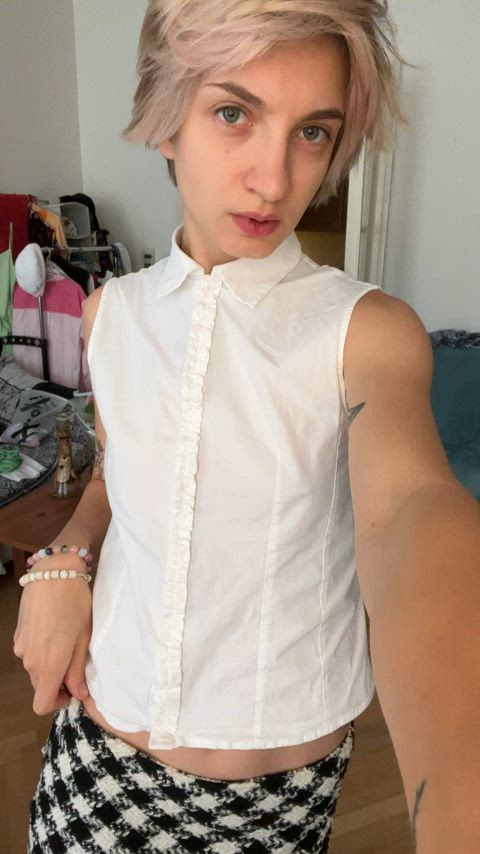 Im just a art girl who flash her small boobs : video clip