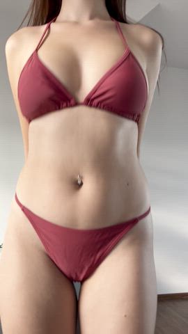 Turned 19 and now I can show off my tits : video clip