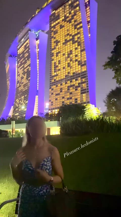 Boobs out in public : video clip