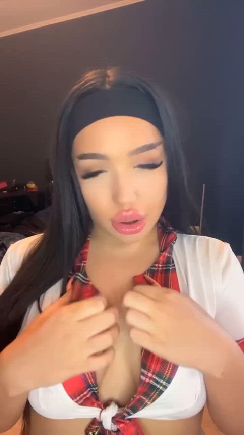 Somebody come and take care of my boobs : video clip