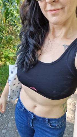 Milf enjoys the public : video clip