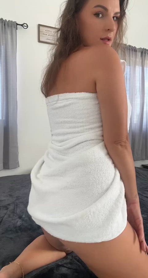 Hand me your cum, honey : video clip