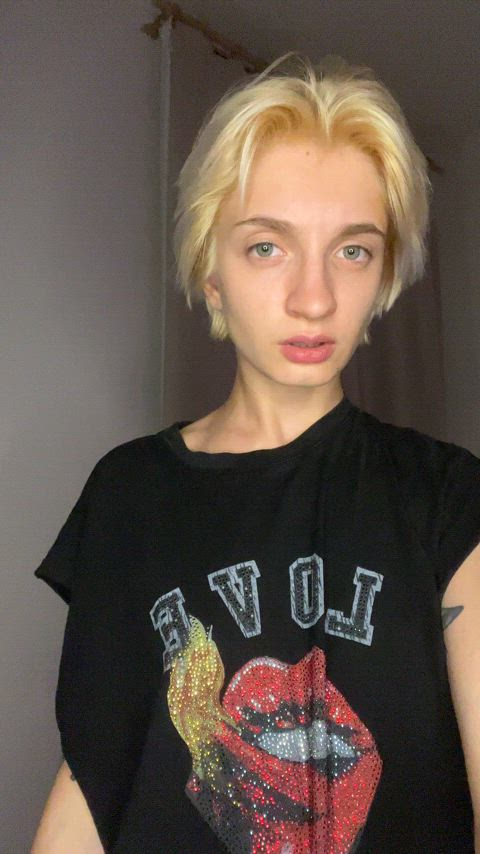 Small teen is showing off her tits : video clip