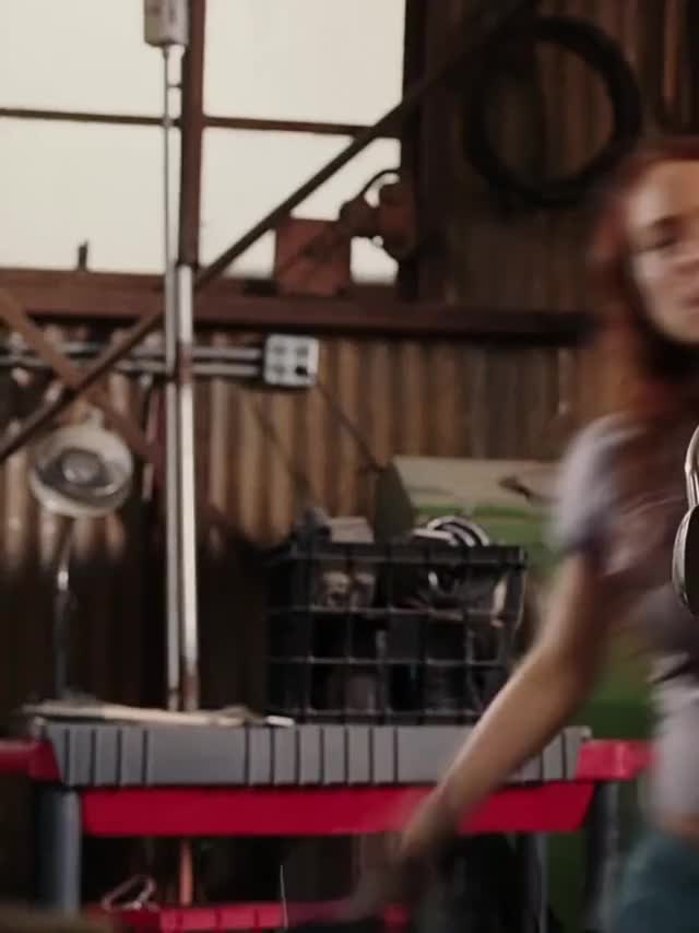 Lindsey’s got a nice set of tits : video clip
