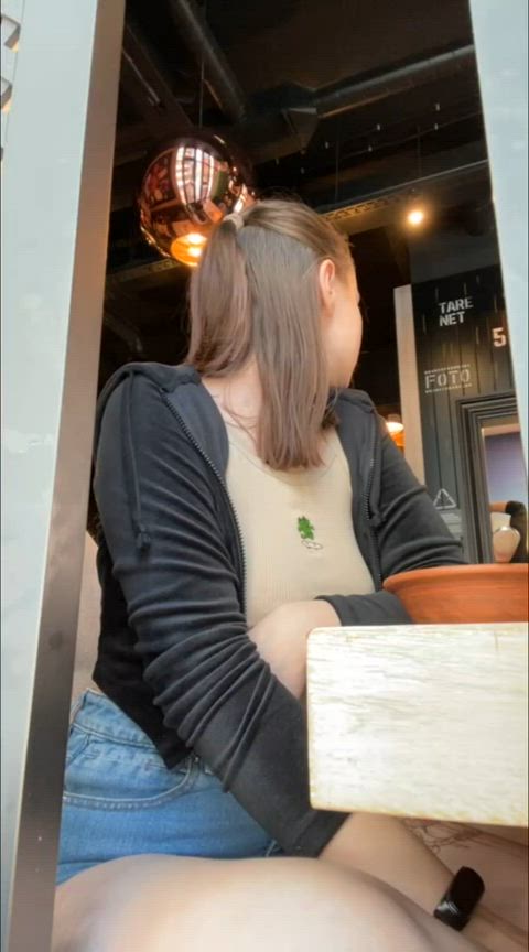 Gooning around in crowded cafe while waiting for my food : video clip