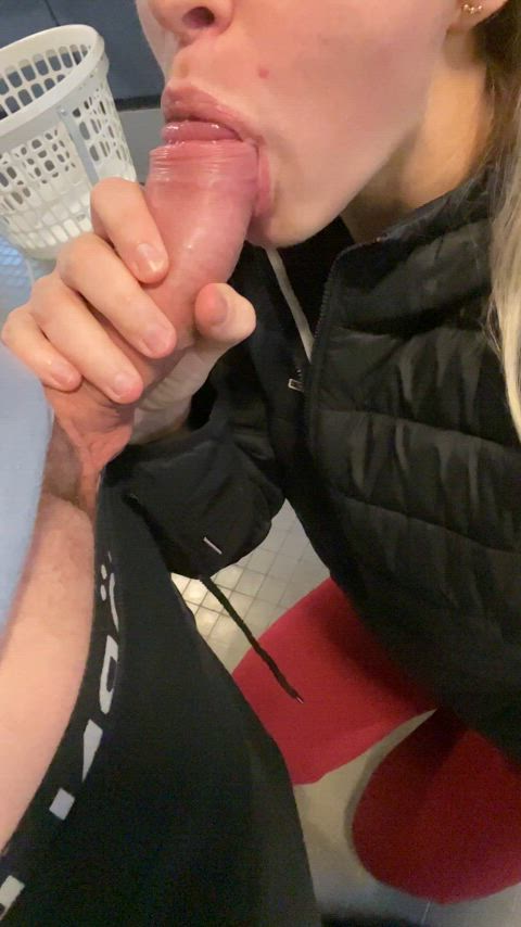 Sucking dick while waiting for the laundry : video clip