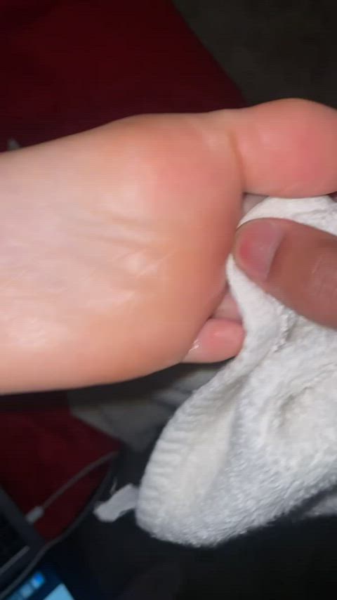 Feet cleaned after Footjob : video clip