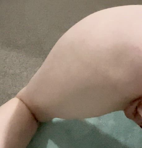 I love the buttplug up my ass when he plays with my pussy : video clip