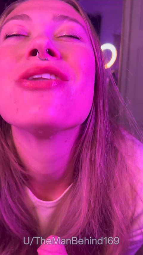Overflowing mouthful of cum : video clip