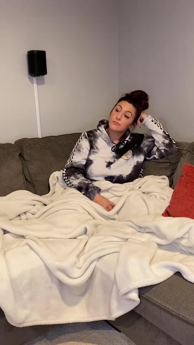 who like this her album in the comments : video clip
