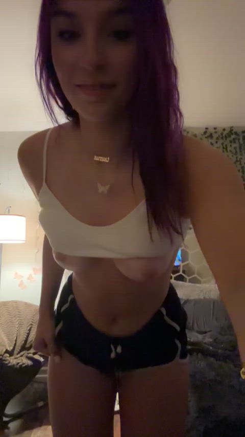 Purplehead loves to show her tits : video clip