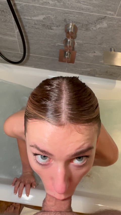 Sucking his cock in the bath : video clip
