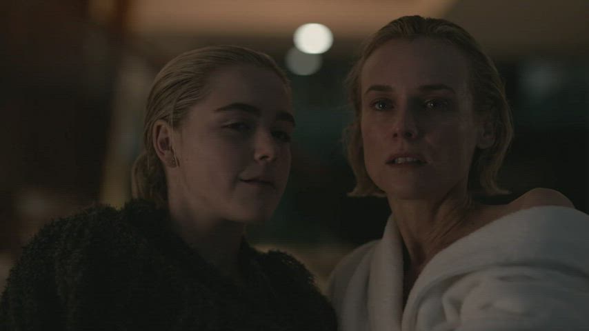 Kiernan Shipka & Diane Kruger kissing : video clip