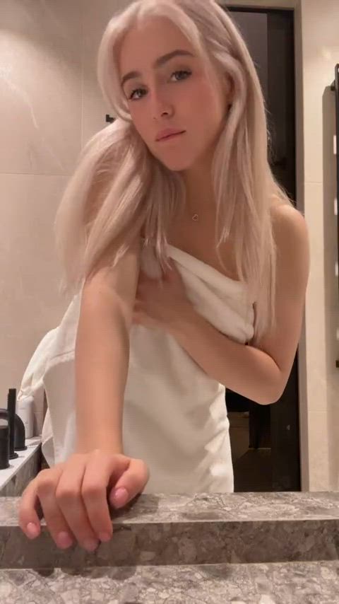 I've heard redditors prefer small tits : video clip