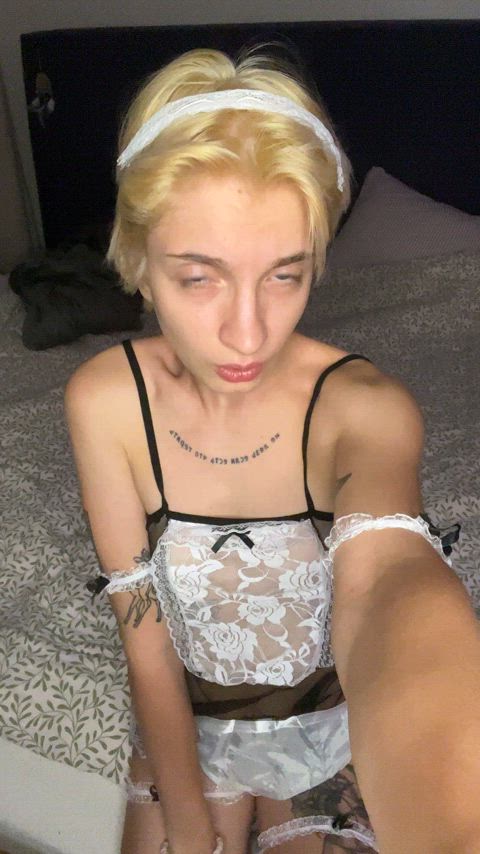 Art girls is just flashing her tits : video clip