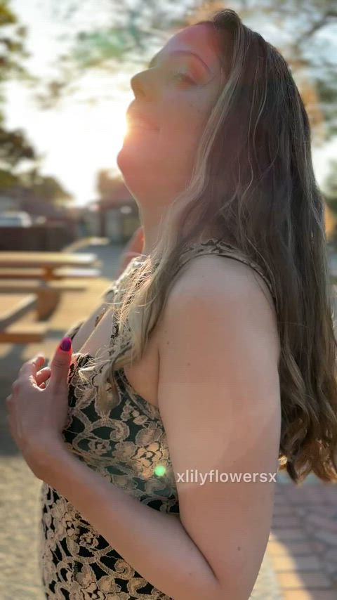 Boobs out in the park : video clip