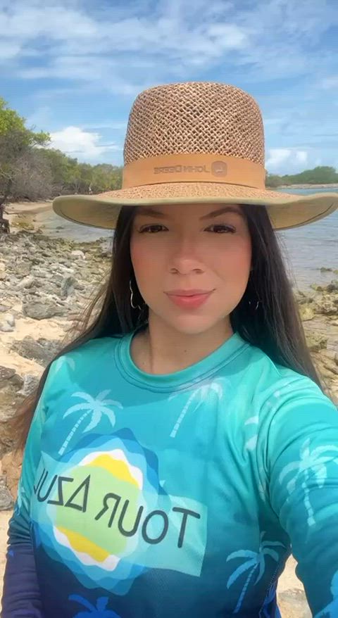 showing my tits at the beach : video clip