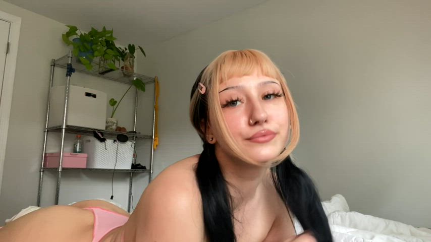 Pretty little fuckdoll at your service : video clip