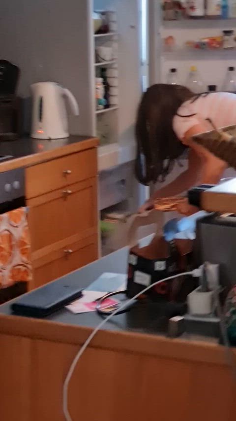 Shut the fridge door! Wifey gets BJ ambushed in the kitchen : video clip